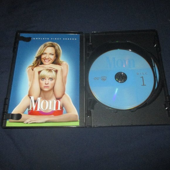 Mom The Complete First Season 1 (DVD, 2013, 3-Disc Set) - Picture 2 of 4